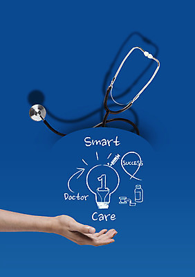 PSD 편집 편집이미지 손 전구 청진기 의료기기 포토일러 한명 타이포그라피 신체부위 치료 디지털합성 이미지편집 문자 1 의학 사람 파일형식