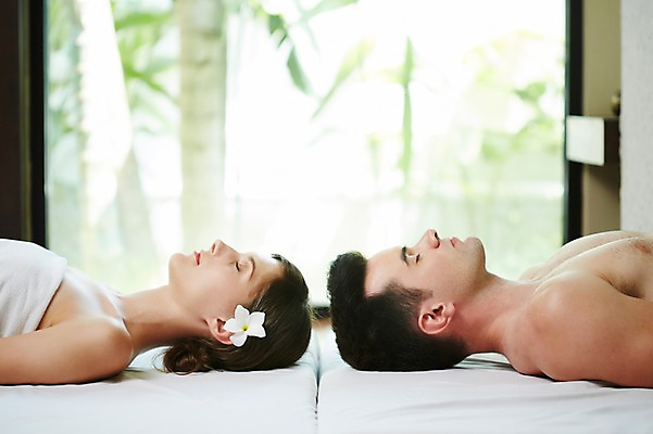 포토 JPG 서양인 외국인 백인 해외기획촬영 커플 여자 남자 꽃 2013년태국 여행 모션 호텔 휴식 실내 사랑 사람 상반신 20대 성인 취미 두명 옆모습 눕기 눈감음 마사지 가운 목욕가운 타이마사지 의료성형뷰티 청년만 성인만 국내포토 식물 옷 감정 뷰포인트 컨셉 관계 숙소 인종 청년 내부 파일형식