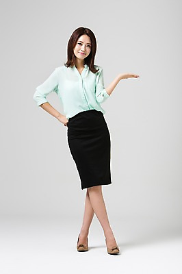 포토 JPG 스튜디오촬영 전신 여자 허리손 비즈니스 모션 안내 실내 한명 서기 웃음 사람 동양인 정장 손짓 성인 앞모습 30대 한국인 비즈니스우먼 여자만 여자한명만 성인여자만 성인한명만 성인여자한명만 장년만 장년여자만 장년여자한명만 성인만 국내포토 1 옷 뷰포인트 포즈 표정 인종 내부 장년 직장인 파일형식