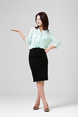 포토 JPG 스튜디오촬영 전신 여자 허리손 비즈니스 모션 안내 실내 한명 서기 웃음 사람 동양인 정장 손짓 성인 앞모습 30대 한국인 비즈니스우먼 여자만 여자한명만 성인여자만 성인한명만 성인여자한명만 장년만 장년여자만 장년여자한명만 성인만 국내포토 1 옷 뷰포인트 포즈 표정 인종 내부 장년 직장인 파일형식