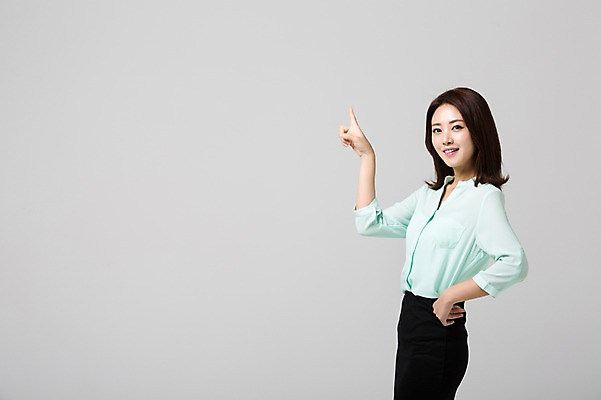 포토 JPG 스튜디오촬영 여자 허리손 비즈니스 모션 실내 한명 서기 웃음 사람 동양인 정장 손짓 상반신 성인 옆모습 30대 한국인 가리킴 비즈니스우먼 여자만 여자한명만 성인여자만 성인한명만 성인여자한명만 장년만 장년여자만 장년여자한명만 성인만 국내포토 1 옷 뷰포인트 포즈 표정 인종 내부 장년 직장인 파일형식