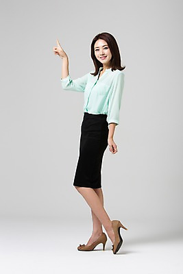 포토 JPG 스튜디오촬영 전신 여자 비즈니스 모션 실내 한명 서기 웃음 사람 동양인 정장 손짓 성인 옆모습 30대 한국인 가리킴 비즈니스우먼 여자만 여자한명만 성인여자만 성인한명만 성인여자한명만 장년만 장년여자만 장년여자한명만 성인만 국내포토 1 옷 뷰포인트 표정 인종 내부 장년 직장인 파일형식