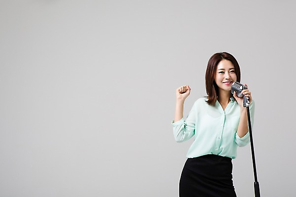 포토 JPG 스튜디오촬영 여자 비즈니스 모션 실내 한명 서기 웃음 사람 동양인 정장 손짓 상반신 성인 앞모습 30대 주먹 한국인 비즈니스우먼 마이크 여자만 여자한명만 성인여자만 성인한명만 성인여자한명만 장년만 장년여자만 장년여자한명만 성인만 국내포토 1 옷 뷰포인트 음향기기 표정 인종 내부 장년 직장인 파일형식