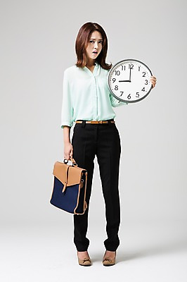 포토 JPG 스튜디오촬영 전신 여자 시계 서류가방 비즈니스 모션 실내 한명 서기 들기 사람 동양인 정장 성인 앞모습 30대 한국인 비즈니스우먼 출근 9시 여자만 여자한명만 성인여자만 성인한명만 성인여자한명만 장년만 장년여자만 장년여자한명만 성인만 국내포토 1 옷 뷰포인트 가방 인종 내부 장년 시간 직장인 출퇴근 파일형식