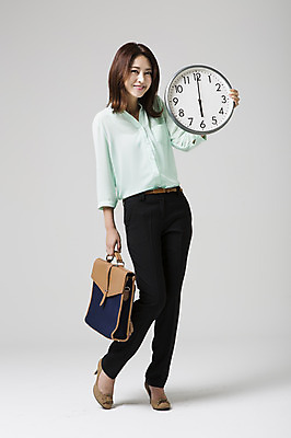 포토 JPG 스튜디오촬영 전신 여자 시계 서류가방 비즈니스 모션 실내 한명 서기 웃음 들기 사람 동양인 정장 성인 앞모습 30대 한국인 비즈니스우먼 퇴근 6시 여자만 여자한명만 성인여자만 성인한명만 성인여자한명만 장년만 장년여자만 장년여자한명만 성인만 국내포토 1 옷 뷰포인트 가방 표정 인종 내부 장년 시간 직장인 출퇴근 파일형식
