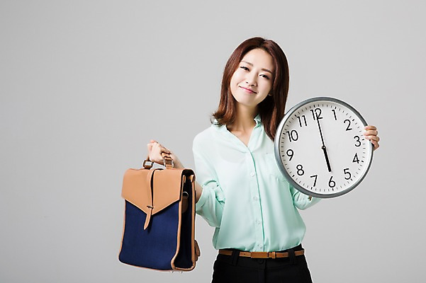 포토 JPG 스튜디오촬영 여자 시계 서류가방 비즈니스 모션 실내 한명 웃음 들기 사람 동양인 정장 상반신 성인 앞모습 30대 한국인 비즈니스우먼 퇴근 6시 여자만 여자한명만 성인여자만 성인한명만 성인여자한명만 장년만 장년여자만 장년여자한명만 성인만 국내포토 1 옷 뷰포인트 가방 표정 인종 내부 장년 시간 직장인 출퇴근 파일형식