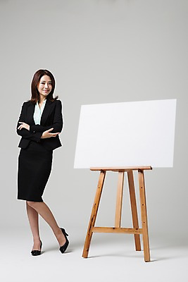 포토 JPG 스튜디오촬영 전신 여자 비즈니스 모션 안내 프레임 실내 한명 서기 웃음 사람 동양인 정장 성인 앞모습 30대 팔짱 한국인 비즈니스우먼 알림 이젤 여자만 여자한명만 성인여자만 성인한명만 성인여자한명만 장년만 장년여자만 장년여자한명만 성인만 국내포토 1 옷 뷰포인트 표정 인종 내부 장년 미술도구 직장인 파일형식