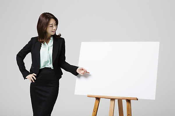 포토 JPG 스튜디오촬영 여자 허리손 비즈니스 모션 안내 프레임 실내 한명 서기 웃음 사람 동양인 정장 손짓 상반신 성인 앞모습 30대 한국인 가리킴 비즈니스우먼 알림 이젤 여자만 여자한명만 성인여자만 성인한명만 성인여자한명만 장년만 장년여자만 장년여자한명만 성인만 국내포토 1 옷 뷰포인트 포즈 표정 인종 내부 장년 미술도구 직장인 파일형식