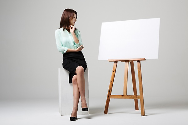 포토 JPG 스튜디오촬영 전신 여자 비즈니스 모션 안내 프레임 실내 한명 사람 앉기 동양인 정장 성인 앞모습 30대 턱괴기 한국인 비즈니스우먼 알림 이젤 여자만 여자한명만 성인여자만 성인한명만 성인여자한명만 장년만 장년여자만 장년여자한명만 성인만 국내포토 1 옷 뷰포인트 인종 내부 장년 미술도구 직장인 파일형식