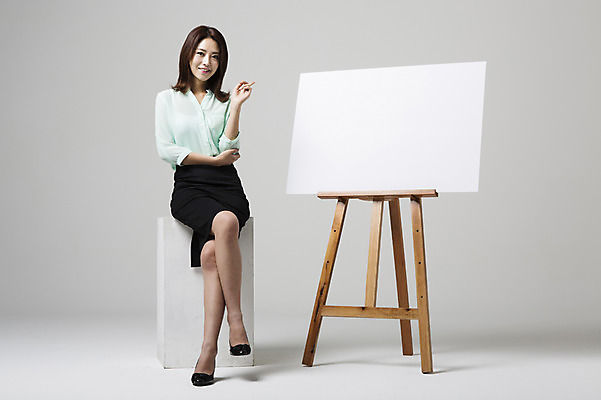 포토 JPG 스튜디오촬영 전신 여자 비즈니스 모션 안내 프레임 실내 한명 서기 웃음 사람 동양인 정장 손짓 성인 앞모습 30대 한국인 가리킴 비즈니스우먼 알림 이젤 여자만 여자한명만 성인여자만 성인한명만 성인여자한명만 장년만 장년여자만 장년여자한명만 성인만 국내포토 1 옷 뷰포인트 표정 인종 내부 장년 미술도구 직장인 파일형식