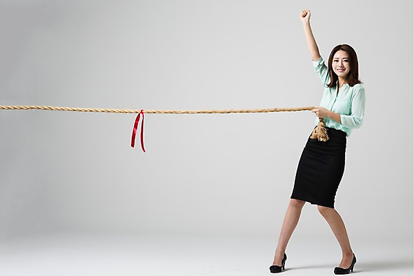 포토 JPG 스튜디오촬영 전신 여자 밧줄 비즈니스 모션 실내 한명 서기 웃음 사람 동양인 정장 성인 앞모습 30대 손들기 경쟁 주먹 한국인 비즈니스우먼 줄다리기 여자만 여자한명만 성인여자만 성인한명만 성인여자한명만 장년만 장년여자만 장년여자한명만 성인만 국내포토 1 옷 줄 뷰포인트 컨셉 놀이 표정 인종 내부 장년 직장인 파일형식