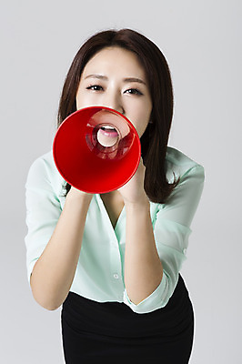 포토 JPG 스튜디오촬영 여자 비즈니스 모션 실내 한명 서기 들기 사람 동양인 정장 상반신 성인 앞모습 30대 확성기 외침 한국인 비즈니스우먼 알림 여자만 여자한명만 성인여자만 성인한명만 성인여자한명만 장년만 장년여자만 장년여자한명만 성인만 국내포토 1 옷 뷰포인트 인종 내부 장년 소리 직장인 파일형식