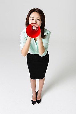 포토 JPG 스튜디오촬영 전신 여자 비즈니스 모션 실내 한명 서기 들기 사람 동양인 정장 성인 앞모습 30대 하이앵글 확성기 외침 한국인 비즈니스우먼 알림 여자만 여자한명만 성인여자만 성인한명만 성인여자한명만 장년만 장년여자만 장년여자한명만 성인만 국내포토 1 옷 뷰포인트 인종 내부 장년 소리 직장인 파일형식