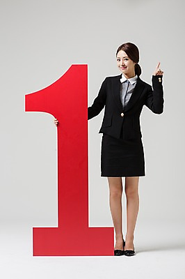 포토 JPG 스튜디오촬영 전신 1 여자 비즈니스 모션 실내 한명 서기 웃음 사람 동양인 정장 손짓 성인 앞모습 30대 숫자 한국인 가리킴 비즈니스우먼 여자만 여자한명만 성인여자만 성인한명만 성인여자한명만 장년만 장년여자만 장년여자한명만 성인만 국내포토 문자 옷 뷰포인트 표정 인종 내부 장년 직장인 파일형식
