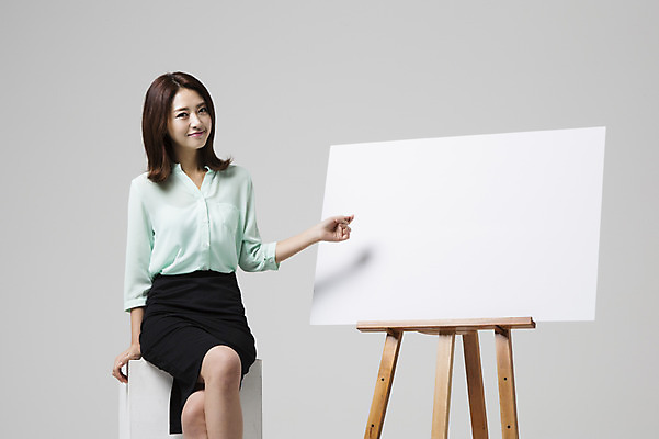 포토 JPG 스튜디오촬영 여자 비즈니스 모션 안내 프레임 실내 한명 웃음 사람 앉기 동양인 정장 손짓 상반신 성인 앞모습 30대 한국인 비즈니스우먼 알림 이젤 여자만 여자한명만 성인여자만 성인한명만 성인여자한명만 장년만 장년여자만 장년여자한명만 성인만 국내포토 1 옷 뷰포인트 표정 인종 내부 장년 미술도구 직장인 파일형식