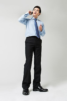 포토 JPG 스튜디오촬영 전신 남자 로우앵글 비즈니스 모션 실내 한명 서기 들기 사람 동양인 정장 성인 30대 스마트폰 한국인 비즈니스맨 통화 남자만 남자한명만 성인남자만 성인한명만 성인남자한명만 장년만 장년남자만 장년남자한명만 성인만 국내포토 1 옷 뷰포인트 인종 내부 장년 핸드폰 스마트기기 직장인 파일형식