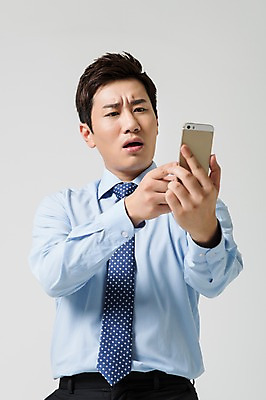 포토 JPG 스튜디오촬영 남자 비즈니스 모션 실내 한명 사람 동양인 정장 상반신 성인 앞모습 30대 스마트폰 한국인 짜증 비즈니스맨 불만 남자만 남자한명만 성인남자만 성인한명만 성인남자한명만 장년만 장년남자만 장년남자한명만 성인만 국내포토 1 옷 감정 뷰포인트 인종 내부 장년 핸드폰 스마트기기 직장인 파일형식