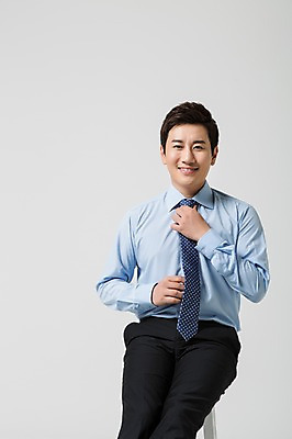 포토 JPG 스튜디오촬영 남자 비즈니스 모션 넥타이 실내 한명 웃음 사람 앉기 동양인 정장 손짓 상반신 성인 앞모습 30대 한국인 비즈니스맨 남자만 남자한명만 성인남자만 성인한명만 성인남자한명만 장년만 장년남자만 장년남자한명만 성인만 국내포토 1 잡화 옷 뷰포인트 표정 인종 내부 장년 직장인 파일형식
