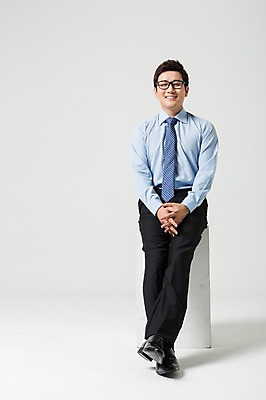 포토 JPG 스튜디오촬영 전신 남자 안경 비즈니스 실내 한명 웃음 사람 앉기 동양인 정장 성인 앞모습 30대 한국인 비즈니스맨 손모으기 남자만 남자한명만 성인남자만 성인한명만 성인남자한명만 장년만 장년남자만 장년남자한명만 성인만 안경낌 국내포토 1 잡화 옷 뷰포인트 모션 표정 인종 손짓 내부 장년 직장인 파일형식