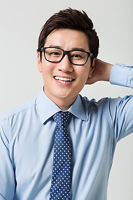 포토 JPG 스튜디오촬영 남자 안경 비즈니스 실내 한명 웃음 사람 동양인 정장 상반신 성인 앞모습 30대 한국인 비즈니스맨 남자만 남자한명만 성인남자만 성인한명만 성인남자한명만 장년만 장년남자만 장년남자한명만 성인만 안경낌 국내포토 1 잡화 옷 뷰포인트 표정 인종 내부 장년 직장인 파일형식