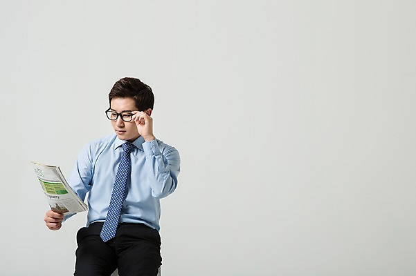 포토 JPG 스튜디오촬영 남자 안경 비즈니스 모션 실내 한명 들기 사람 앉기 동양인 정장 상반신 성인 앞모습 30대 한국인 비즈니스맨 신문 신문읽기 남자만 남자한명만 성인남자만 성인한명만 성인남자한명만 장년만 장년남자만 장년남자한명만 성인만 안경낌 국내포토 1 잡화 옷 뷰포인트 인종 내부 간행물 장년 직장인 뉴스 읽기 파일형식