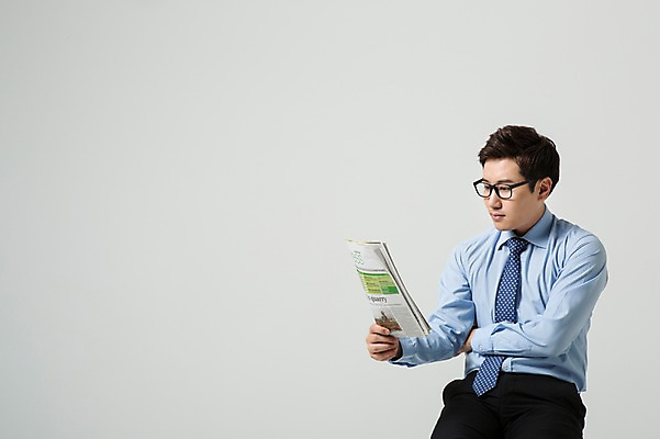 포토 JPG 스튜디오촬영 남자 안경 비즈니스 모션 실내 한명 들기 사람 앉기 동양인 정장 상반신 성인 30대 한국인 비즈니스맨 신문 신문읽기 남자만 남자한명만 성인남자만 성인한명만 성인남자한명만 장년만 장년남자만 장년남자한명만 성인만 안경낌 국내포토 1 잡화 옷 인종 내부 간행물 장년 직장인 뉴스 읽기 파일형식