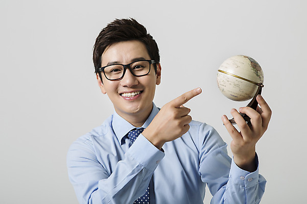 포토 JPG 스튜디오촬영 남자 안경 비즈니스 모션 실내 한명 웃음 들기 사람 동양인 정장 손짓 상반신 성인 앞모습 30대 지구본 한국인 가리킴 비즈니스맨 남자만 남자한명만 성인남자만 성인한명만 성인남자한명만 장년만 장년남자만 장년남자한명만 성인만 안경낌 국내포토 1 잡화 옷 뷰포인트 표정 인종 내부 장년 직장인 파일형식