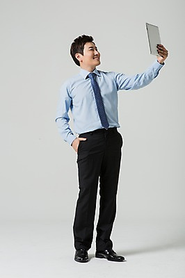 포토 JPG 스튜디오촬영 전신 남자 비즈니스 모션 실내 한명 서기 웃음 들기 사람 동양인 정장 성인 30대 태블릿 한국인 웹서핑 비즈니스맨 주머니손 남자만 남자한명만 성인남자만 성인한명만 성인남자한명만 장년만 장년남자만 장년남자한명만 성인만 국내포토 1 옷 표정 인종 내부 장년 전자제품 스마트기기 직장인 파일형식
