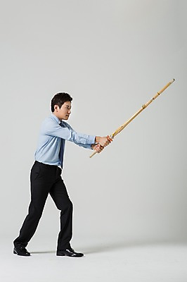 포토 JPG 스튜디오촬영 전신 남자 비즈니스 모션 실내 한명 서기 들기 사람 동양인 정장 성인 옆모습 30대 한국인 비즈니스맨 검도 죽도 남자만 남자한명만 성인남자만 성인한명만 성인남자한명만 장년만 장년남자만 장년남자한명만 성인만 국내포토 1 옷 뷰포인트 인종 내부 장년 격투기 직장인 검도용품 파일형식