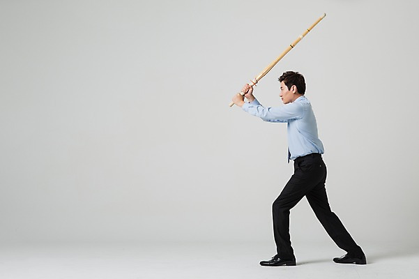 포토 JPG 스튜디오촬영 전신 남자 비즈니스 모션 실내 한명 서기 들기 사람 동양인 정장 성인 옆모습 30대 한국인 비즈니스맨 검도 죽도 남자만 남자한명만 성인남자만 성인한명만 성인남자한명만 장년만 장년남자만 장년남자한명만 성인만 국내포토 1 옷 뷰포인트 인종 내부 장년 격투기 직장인 검도용품 파일형식