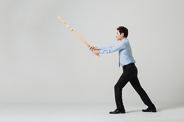 포토 JPG 스튜디오촬영 전신 남자 비즈니스 모션 실내 한명 서기 들기 사람 동양인 정장 성인 옆모습 30대 한국인 비즈니스맨 검도 죽도 남자만 남자한명만 성인남자만 성인한명만 성인남자한명만 장년만 장년남자만 장년남자한명만 성인만 국내포토 1 옷 뷰포인트 인종 내부 장년 격투기 직장인 검도용품 파일형식