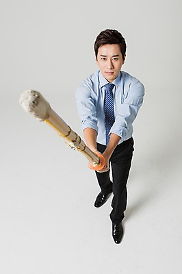 포토 JPG 스튜디오촬영 전신 남자 비즈니스 모션 실내 한명 서기 들기 사람 동양인 정장 성인 앞모습 30대 하이앵글 한국인 비즈니스맨 검도 죽도 남자만 남자한명만 성인남자만 성인한명만 성인남자한명만 장년만 장년남자만 장년남자한명만 성인만 국내포토 1 옷 뷰포인트 인종 내부 장년 격투기 직장인 검도용품 파일형식