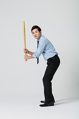 포토 JPG 스튜디오촬영 전신 남자 비즈니스 모션 실내 한명 서기 들기 사람 동양인 정장 성인 옆모습 30대 야구 한국인 야구방망이 비즈니스맨 남자만 남자한명만 성인남자만 성인한명만 성인남자한명만 장년만 장년남자만 장년남자한명만 성인만 국내포토 1 옷 뷰포인트 인종 내부 장년 구기 야구용품 직장인 파일형식
