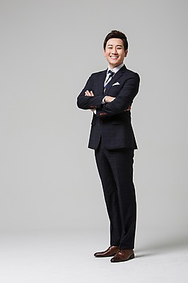 포토 JPG 스튜디오촬영 전신 남자 비즈니스 실내 한명 서기 웃음 사람 동양인 정장 성인 30대 팔짱 한국인 비즈니스맨 남자만 남자한명만 성인남자만 성인한명만 성인남자한명만 장년만 장년남자만 장년남자한명만 성인만 국내포토 1 옷 모션 표정 인종 내부 장년 직장인 파일형식