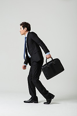 포토 JPG 스튜디오촬영 전신 남자 서류가방 비즈니스 모션 실내 한명 서기 들기 사람 동양인 정장 성인 옆모습 30대 걷기 한국인 비즈니스맨 출근 남자만 남자한명만 성인남자만 성인한명만 성인남자한명만 장년만 장년남자만 장년남자한명만 성인만 국내포토 1 옷 뷰포인트 가방 인종 내부 장년 직장인 출퇴근 파일형식