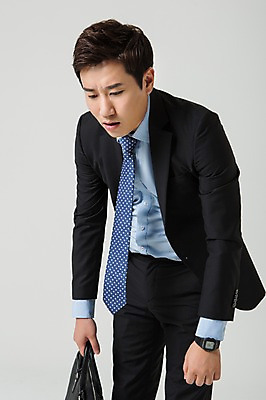 포토 JPG 스튜디오촬영 남자 서류가방 비즈니스 모션 실내 숙이기 한명 서기 들기 사람 동양인 정장 상반신 성인 30대 한국인 비즈니스맨 지각 손목시계 출근 남자만 남자한명만 성인남자만 성인한명만 성인남자한명만 장년만 장년남자만 장년남자한명만 성인만 국내포토 1 옷 시계 포즈 가방 장신구 인종 내부 장년 직장인 출퇴근 파일형식