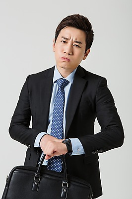 포토 JPG 스튜디오촬영 남자 서류가방 비즈니스 모션 실내 한명 들기 사람 동양인 정장 손짓 상반신 성인 앞모습 30대 한국인 가리킴 비즈니스맨 지각 손목시계 출근 남자만 남자한명만 성인남자만 성인한명만 성인남자한명만 장년만 장년남자만 장년남자한명만 성인만 국내포토 1 옷 뷰포인트 시계 가방 장신구 인종 내부 장년 직장인 출퇴근 파일형식
