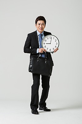 포토 JPG 스튜디오촬영 전신 남자 시계 서류가방 비즈니스 모션 실내 한명 서기 들기 사람 동양인 정장 성인 앞모습 30대 한국인 비즈니스맨 지각 출근 9시 남자만 남자한명만 성인남자만 성인한명만 성인남자한명만 장년만 장년남자만 장년남자한명만 성인만 국내포토 1 옷 뷰포인트 가방 인종 내부 장년 시간 직장인 출퇴근 파일형식