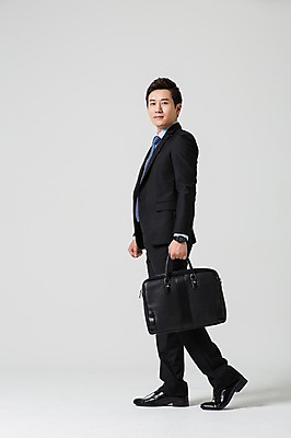 포토 JPG 스튜디오촬영 전신 남자 서류가방 비즈니스 모션 실내 한명 서기 들기 사람 동양인 정장 성인 옆모습 30대 걷기 한국인 비즈니스맨 출근 남자만 남자한명만 성인남자만 성인한명만 성인남자한명만 장년만 장년남자만 장년남자한명만 성인만 국내포토 1 옷 뷰포인트 가방 인종 내부 장년 직장인 출퇴근 파일형식