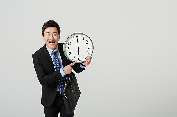 포토 JPG 스튜디오촬영 남자 시계 서류가방 비즈니스 모션 실내 한명 서기 웃음 들기 사람 동양인 정장 상반신 성인 앞모습 30대 한국인 비즈니스맨 퇴근 6시 남자만 남자한명만 성인남자만 성인한명만 성인남자한명만 장년만 장년남자만 장년남자한명만 성인만 국내포토 1 옷 뷰포인트 가방 표정 인종 내부 장년 시간 직장인 출퇴근 파일형식