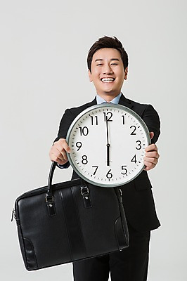 포토 JPG 스튜디오촬영 남자 시계 서류가방 비즈니스 모션 실내 한명 서기 웃음 들기 사람 동양인 정장 상반신 성인 앞모습 30대 한국인 비즈니스맨 퇴근 6시 남자만 남자한명만 성인남자만 성인한명만 성인남자한명만 장년만 장년남자만 장년남자한명만 성인만 국내포토 1 옷 뷰포인트 가방 표정 인종 내부 장년 시간 직장인 출퇴근 파일형식