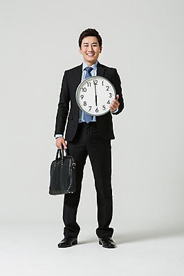 포토 JPG 스튜디오촬영 전신 남자 시계 서류가방 비즈니스 모션 실내 한명 서기 웃음 들기 사람 동양인 정장 성인 앞모습 30대 한국인 비즈니스맨 퇴근 6시 남자만 남자한명만 성인남자만 성인한명만 성인남자한명만 장년만 장년남자만 장년남자한명만 성인만 국내포토 1 옷 뷰포인트 가방 표정 인종 내부 장년 시간 직장인 출퇴근 파일형식