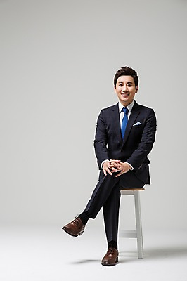 포토 JPG 스튜디오촬영 전신 남자 비즈니스 실내 한명 웃음 사람 앉기 동양인 정장 성인 앞모습 30대 한국인 다리꼬기 비즈니스맨 깍지 남자만 남자한명만 성인남자만 성인한명만 성인남자한명만 장년만 장년남자만 장년남자한명만 성인만 국내포토 1 옷 뷰포인트 모션 표정 인종 손짓 내부 장년 직장인 파일형식