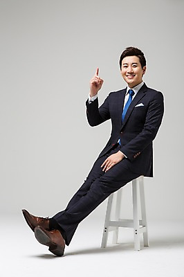 포토 JPG 스튜디오촬영 전신 남자 비즈니스 실내 한명 웃음 사람 앉기 동양인 정장 손짓 성인 30대 한국인 다리꼬기 가리킴 비즈니스맨 남자만 남자한명만 성인남자만 성인한명만 성인남자한명만 장년만 장년남자만 장년남자한명만 성인만 국내포토 1 옷 모션 표정 인종 내부 장년 직장인 파일형식