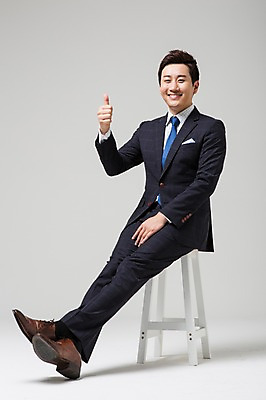 포토 JPG 스튜디오촬영 전신 남자 비즈니스 실내 한명 웃음 사람 앉기 동양인 정장 손짓 성인 30대 한국인 엄지손가락 다리꼬기 최고 비즈니스맨 남자만 남자한명만 성인남자만 성인한명만 성인남자한명만 장년만 장년남자만 장년남자한명만 성인만 국내포토 1 옷 손가락 모션 표정 인종 내부 장년 직장인 파일형식