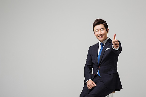 포토 JPG 스튜디오촬영 남자 비즈니스 실내 한명 웃음 사람 앉기 동양인 정장 손짓 상반신 성인 30대 한국인 엄지손가락 최고 비즈니스맨 남자만 남자한명만 성인남자만 성인한명만 성인남자한명만 장년만 장년남자만 장년남자한명만 성인만 국내포토 1 옷 손가락 모션 표정 인종 내부 장년 직장인 파일형식