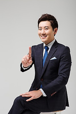 포토 JPG 스튜디오촬영 남자 비즈니스 실내 한명 웃음 사람 앉기 동양인 정장 손짓 상반신 성인 30대 한국인 검지손가락 비즈니스맨 남자만 남자한명만 성인남자만 성인한명만 성인남자한명만 장년만 장년남자만 장년남자한명만 성인만 국내포토 1 옷 손가락 모션 표정 인종 내부 장년 직장인 파일형식