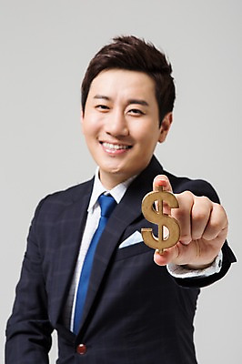 포토 JPG 스튜디오촬영 기호 남자 비즈니스 실내 한명 웃음 들기 사람 동양인 정장 상반신 성인 30대 금융 달러 한국인 비즈니스맨 남자만 남자한명만 성인남자만 성인한명만 성인남자한명만 장년만 장년남자만 장년남자한명만 성인만 국내포토 문자 1 옷 돈 모션 표정 인종 내부 장년 경제 직장인 파일형식