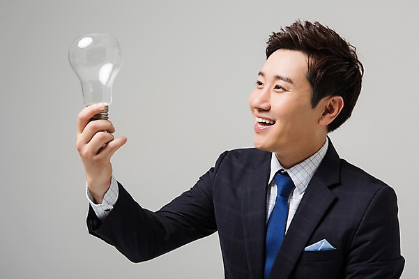 포토 JPG 스튜디오촬영 남자 비즈니스 전구 실내 한명 웃음 들기 사람 동양인 정장 상반신 성인 30대 한국인 비즈니스맨 남자만 남자한명만 성인남자만 성인한명만 성인남자한명만 장년만 장년남자만 장년남자한명만 성인만 국내포토 1 옷 모션 표정 인종 내부 장년 직장인 파일형식