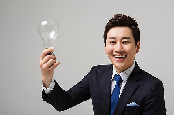 포토 JPG 스튜디오촬영 남자 비즈니스 전구 실내 한명 웃음 들기 사람 동양인 정장 상반신 성인 30대 한국인 비즈니스맨 남자만 남자한명만 성인남자만 성인한명만 성인남자한명만 장년만 장년남자만 장년남자한명만 성인만 국내포토 1 옷 모션 표정 인종 내부 장년 직장인 파일형식